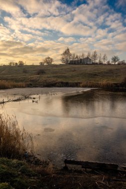 Güneşin yansımasıyla gölün güzel manzarası.