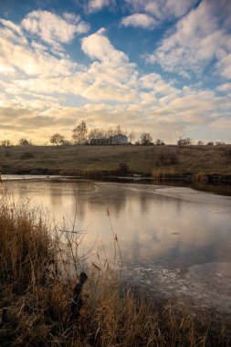 Arkasında bir göl olan güzel bir manzara.