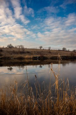 Kışın güzel bir göl manzarası.
