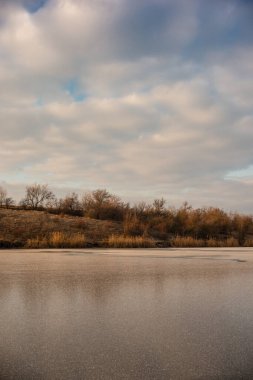 Gölü ve nehri olan güzel bir manzara