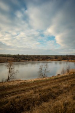 Nehir ve bulutlarla dolu güzel bir manzara