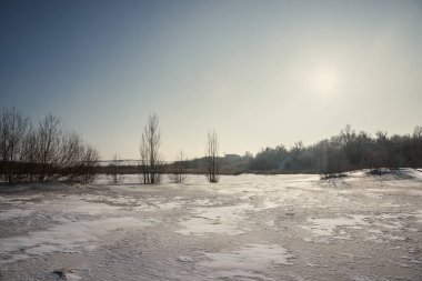 Nehirde kış sabahı