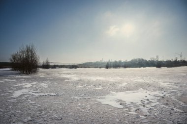 Nehir ve ormanlı kış manzarası