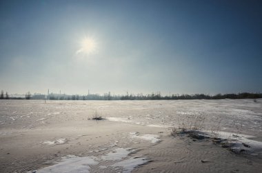 Kar ve ağaçlarla kaplı kış manzarası