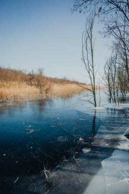 Kış mevsiminde donmuş göl