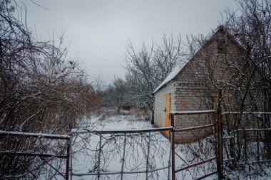 Köydeki eski ahşap ev.