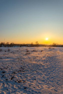 Kış günbatımı tarlada
