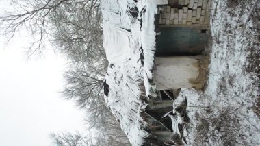 Rus askeri teçhizatının yıkıldığı bina.