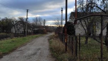 Ormandaki paslı metal çitler.