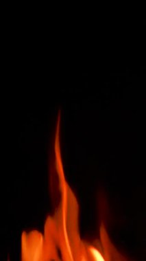 Siyah arkaplanda yangın, kapatın