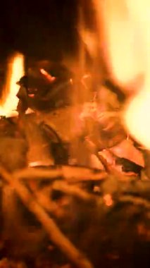 Şöminede ateş..
