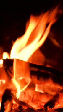 Şöminede yangın var.