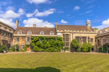 Cambridge - 21 Mayıs 2022: Eski şehir ve Cambridge Üniversitesi, İngiltere.