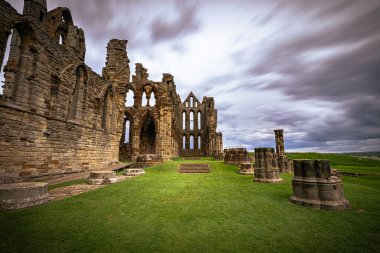 Whitby - 23 Mayıs 2022: Whitby Gotik Manastırı, İngiltere.