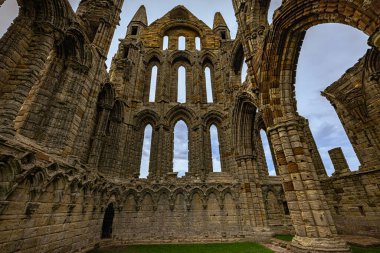 Whitby - 23 Mayıs 2022: Whitby Gotik Manastırı, İngiltere.