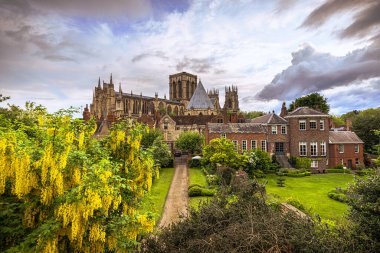 York - 23 Mayıs 2022: İngiltere 'nin Yorkshire kentindeki eski ortaçağ kasabası.