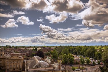 York - 24 Mayıs 2022: Ortaçağ kasabası Whitby, İngiltere. 2022: İngiltere 'nin Yorkshire kentindeki eski ortaçağ kasabası.