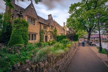 Bourton On The Water - 28 Mayıs 2022: Eski Cotswold kasabası Bourton On the Water, İngiltere.