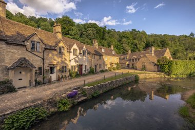 Castle Combe - 28 Mayıs 2022: Eski Cotswold Şatosu Combe, 