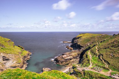 Tintagel - 30 Mayıs 2022: İngiltere 'nin Cornwall kentindeki efsanevi antik Tintagel kasabası.