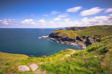 Tintagel - 30 Mayıs 2022: İngiltere 'nin Cornwall kentindeki efsanevi antik Tintagel kasabası.
