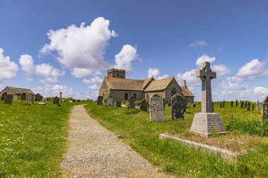 Tintagel - 30 Mayıs 2022: İngiltere 'nin Cornwall kentindeki efsanevi antik Tintagel kasabası.