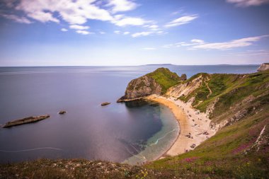 Durdle Door - Haziran 01 2022: Durdle Door 'un Jurassic Coast, İngiltere' deki manzarası.