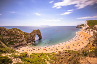 Durdle Door - Haziran 01 2022: Durdle Door 'un Jurassic Coast, İngiltere' deki manzarası.