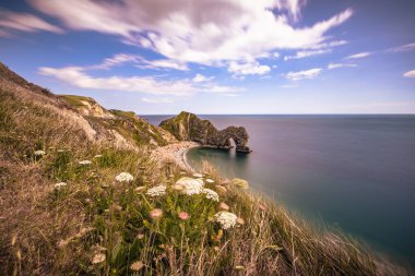 Durdle Door - Haziran 01 2022: Durdle Door 'un Jurassic Coast, İngiltere' deki manzarası.