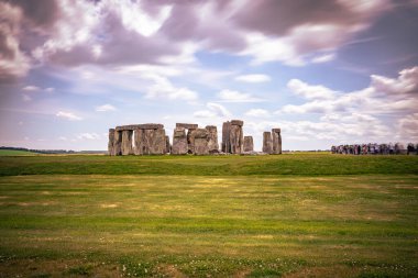 Stonehenge - Haziran 02 2022: İngiltere 'nin Salisbury ovasındaki Stonehenge Druid sahasının antik kalıntıları.