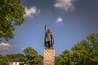 Winchester - 2 Haziran 2022: İngiltere 'nin Wessex kentindeki ortaçağ Winchester şehrinde Kral Büyük Alfred' in heykeli.