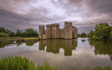 Bodiam - Haziran 03 2022: İngiltere 'nin Bodiam Destanı Ortaçağ Şatosu.