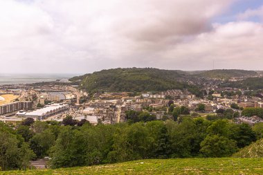 Dover - Haziran 04 2022: Kent, İngiltere 'deki Dover Şatosu.