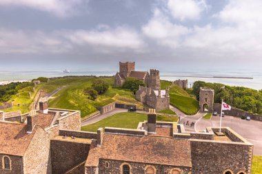 Dover - Haziran 04 2022: Kent, İngiltere 'deki Dover Şatosu.