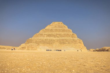 Saqqara, Mısır - 14 Kasım 2021: Mısır 'ın Saqqara kentindeki Antik Mısır Firavunu Djoser Piramidi