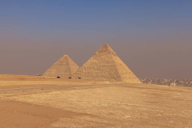 Giza, Mısır - 14 Kasım 2021: Giza, Mısır 'ın büyük antik piramitleri