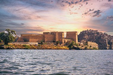 Aswan, Mısır - 15 Kasım 2021: Mısır 'ın Aswan kentinin dışındaki antik bir tapınak