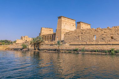 Aswan, Mısır - 15 Kasım 2021: Mısır 'ın Aswan kentinin dışındaki antik bir tapınak