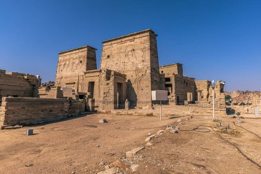 Aswan, Mısır - 15 Kasım 2021: Mısır 'ın Aswan kentinin dışındaki antik bir tapınak