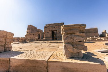 Aswan, Mısır - 15 Kasım 2021: Mısır 'ın Aswan kentinin dışındaki antik bir tapınak
