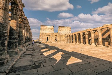 Aswan, Mısır - 15 Kasım 2021: Mısır 'ın Aswan kentinin dışındaki antik bir tapınak