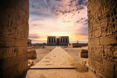 Dendera, Mısır - 17 Kasım 2021: Büyük antik Mısır tapınağı Dendera, Mısır