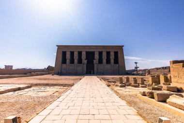 Dendera, Mısır - 17 Kasım 2021: Büyük antik Mısır tapınağı Dendera, Mısır