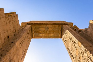 Dendera, Mısır - 17 Kasım 2021: Büyük antik Mısır tapınağı Dendera, Mısır