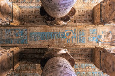 Dendera, Mısır - 17 Kasım 2021: Mısır 'ın Dendera kentindeki büyük antik Mısır tapınağı Dendera' da detaylar oyma