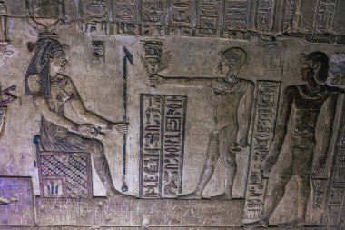 Dendera, Mısır - 17 Kasım 2021: büyük antik Mısır tapınağı Dendera, Mısır