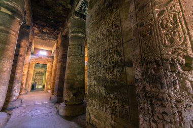 Abydos, Mısır - 17 Kasım 2021: Abydos, Mısır 'daki büyük antik Mısır tapınağı I. Seti