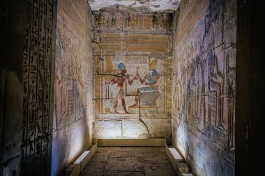 Abydos, Mısır - 17 Kasım 2021: Abydos, Mısır 'daki büyük antik Mısır tapınağı I. Seti