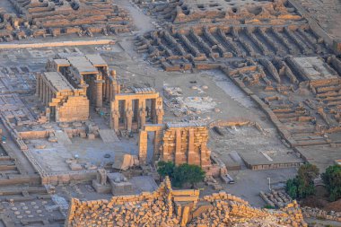 Luxor, Mısır - 18 Kasım 2021: Ramesseum, Mısır 'ın Luxor kentindeki bir balondan görüldü