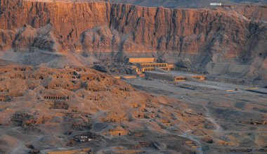 Luxor, Mısır - 18 Kasım 2021: Krallar Vadisi üzerinde şafak vakti Mısır 'ın Lüksemburg şehrinde balonlar sürülüyor